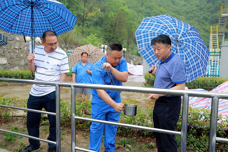 熊良虎在镇安污水处置惩罚厂调研时指出：以守护人民群众喝上清洁的水、定心的水为起点，，，，，，助力打好碧水守卫战