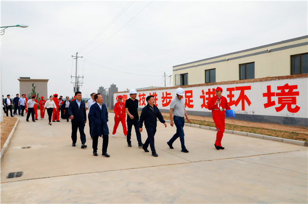 壹定发集团复工复产促增添项目观摩聚会与会职员走进绿色能源公司油气公司水情形公司陕北片区项目