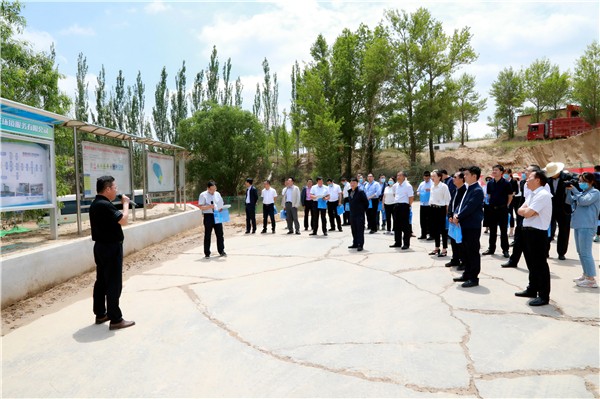 壹定发集团复工复产促增添项目观摩聚会与会职员走进绿色能源公司油气公司水情形公司陕北片区项目