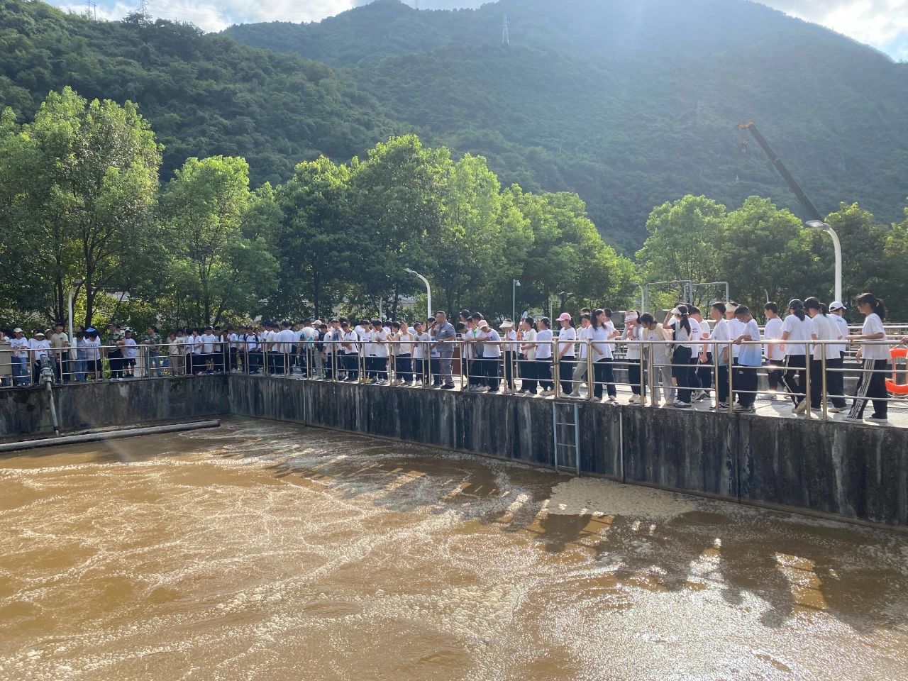 水情形公司镇安污水处置惩罚厂与镇安县第二中学举行环保设施公众开放日活动暨“绿色文明教育基地”授牌仪式