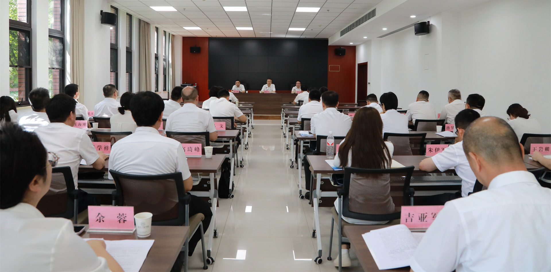 壹定发集团党委召开深入贯彻中央八项划定精神学习教育集中整治事情推进会